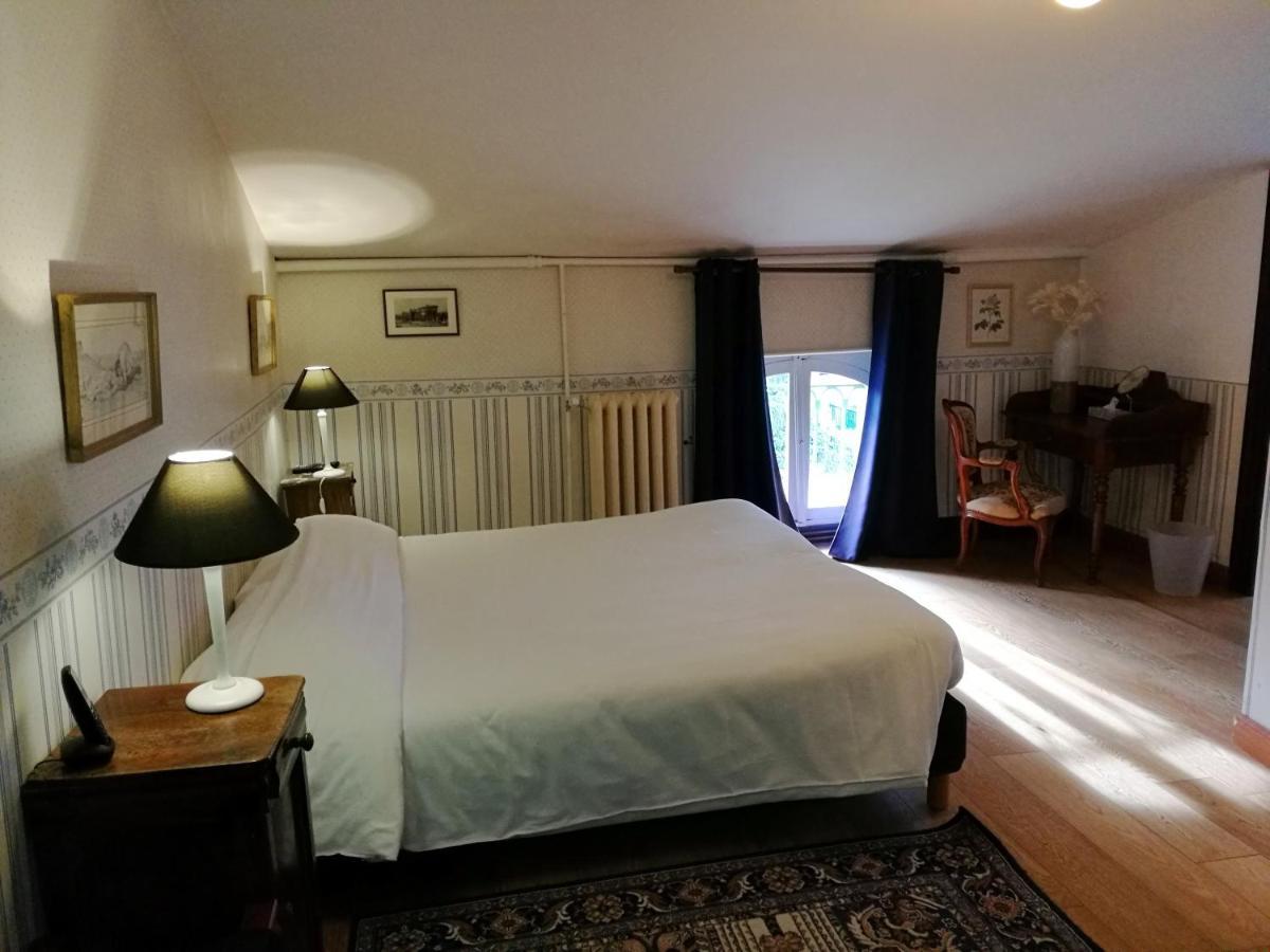Hotel Logis - Chateau De Beauregard サン・ジロン エクステリア 写真